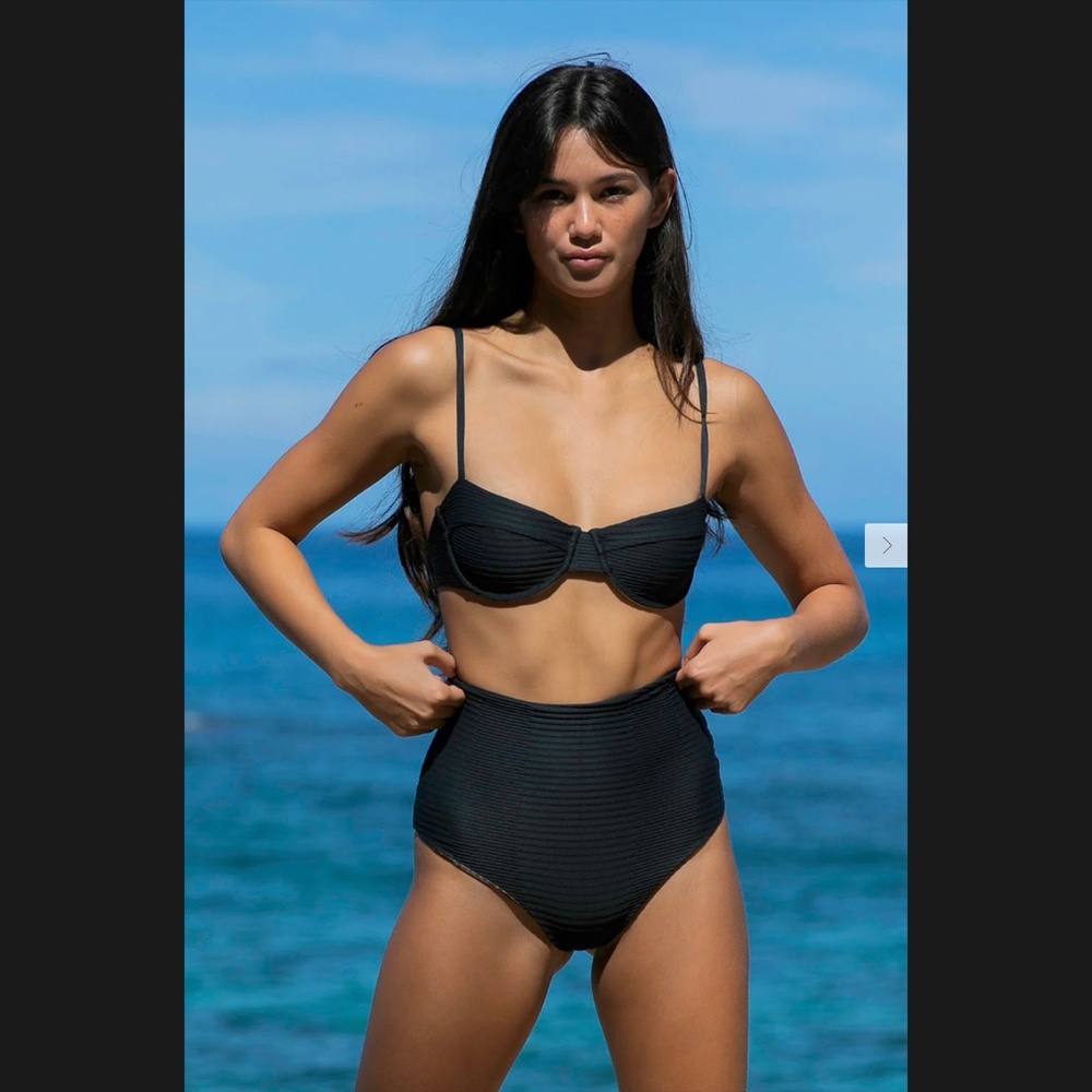 Acacia Hadley Top and Seychelles Bottom in Coal Dual Ribbed